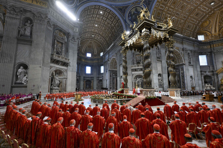 La misa "Pro eligendo pontifice", que oficia el decano del colegio cardenalicio, Giovanni Battista Re, comenzó este miércoles en la basílica de San Pedro ante la presencia de los 133 cardenales que desde esta tarde se encerrarán en cónclave para elegir al papa número 267 de la historia de la Iglesia. EFE/ Mario Tomassetti/Vaticano SOLO USO EDITORIAL/SOLO DISPONIBLE PARA ILUSTRAR LA NOTICIA QUE ACOMPAÑA (CRÉDITO OBLIGATORIO)