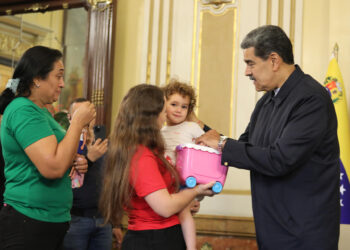 Gobierno anuncia llegada a Venezuela de niña separada de su madre deportada de EE.UU.