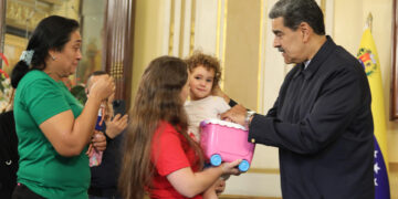 Gobierno anuncia llegada a Venezuela de niña separada de su madre deportada de EE.UU.