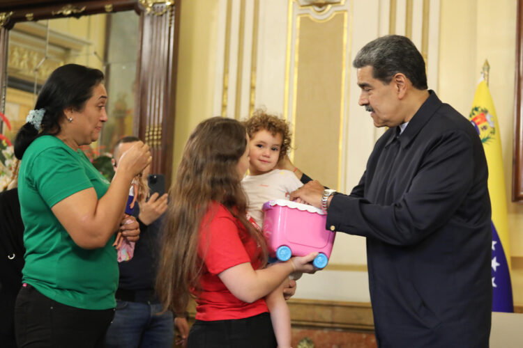Fotografía cedida por Prensa del Palacio de Miraflores donde se observa al presidente de Venezuela, Nicolás Maduro (d), saludando a Yorely Bernal y a su hija Maikelys Espinoza, este miércoles en Caracas (Venezuela). EFE/ Prensa del Palacio de Miraflores