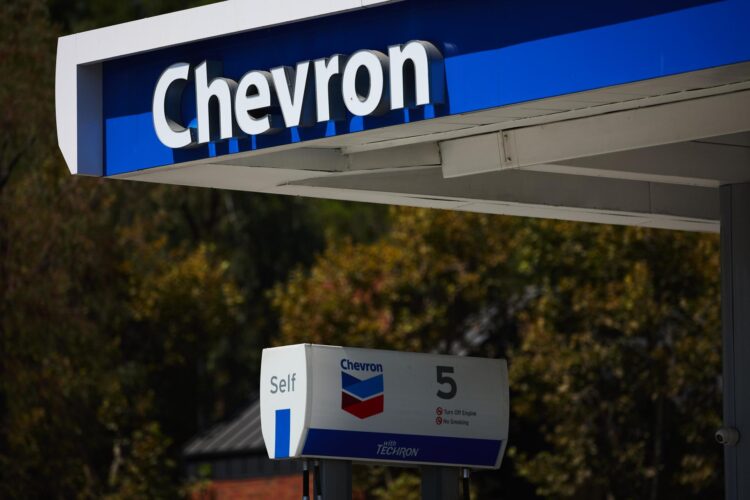 Foto de archivo que muestra un cartel de Chevron en los Ángeles, California, Estados Unidos. EFE/EPA/ALLISON