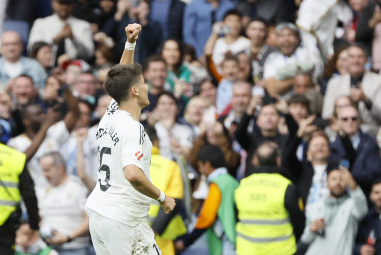 El centrocampista turco del Real Madrid Arda Güler celebra después de marcar el 1-0 durante el partido entre el Real Madrid y el Celta de Vigo en el estadio Santiago Bernabéu en Madrid. EFE/ Ballesteros