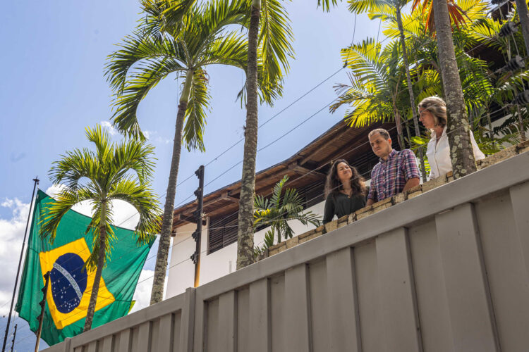 Claudia Macero (i), Pedro Uchurrurtu (c) y Magalli Meda, asilados en la residencia del embajador de Argentina, saludan a los medios de comunicación desde un balcón con la bandera de Brasil a un costado en Caracas (Venezuela), en una fotografía de archivo. EFE/ Henry Chirinos
