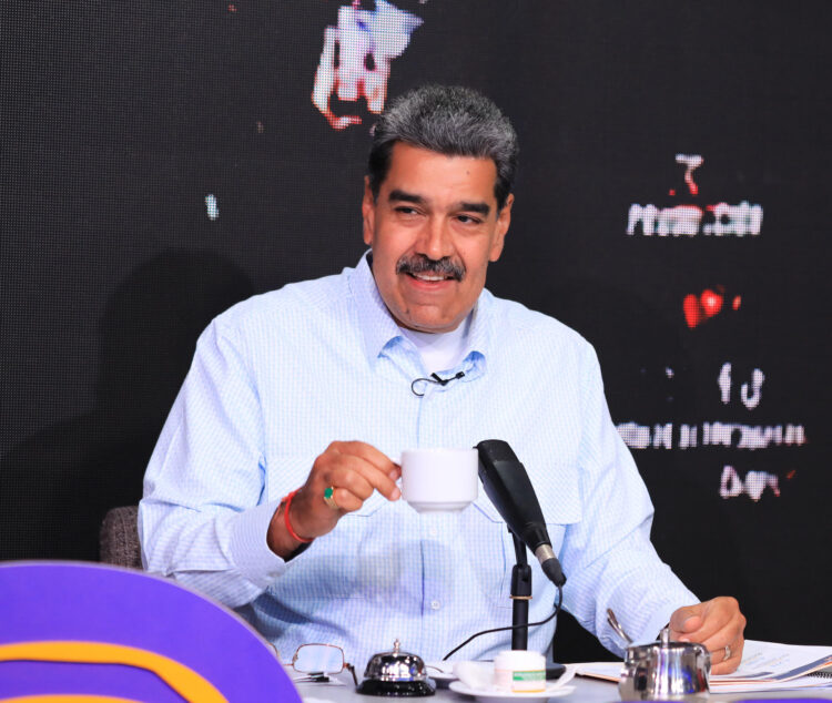 Fotografía cedida por Prensa del Palacio de Miraflores donde se observa a Nicolás Maduro en un su programa de televisión ´Maduro de repente´, en Caracas (Venezuela). EFE/ Prensa del Palacio de Miraflores