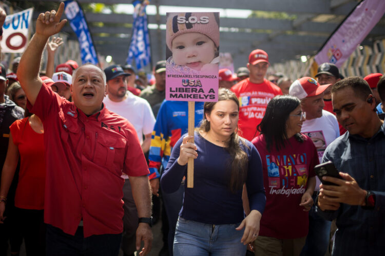 Madre de niña venezolana retenida en EE.UU. confía en gestión de Maduro para su devolución