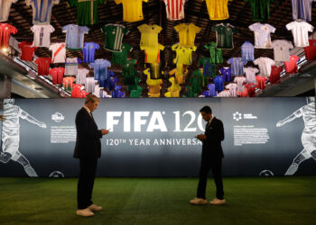 FIFA y Conmebol abren exposición en Paraguay que incluye la Copa Mundial y América