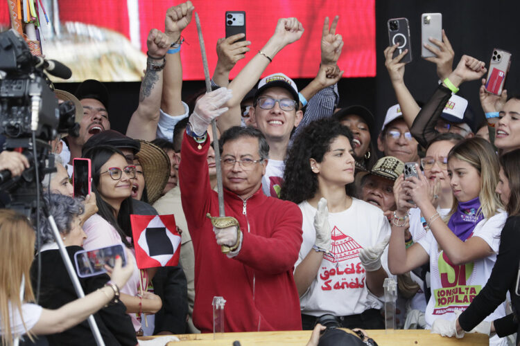 El presidente de Colombia, Gustavo Petro, sostiene la espada del Libertador Simón Bolívar este jueves, durante la conmemoración del Día Internacional del Trabajo en Bogotá (Colombia). EFE/ Carlos Ortega