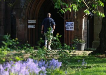 Abren los colegios electorales en Inglaterra para votar en comicios locales parciales