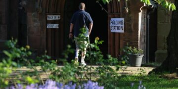 Abren los colegios electorales en Inglaterra para votar en comicios locales parciales