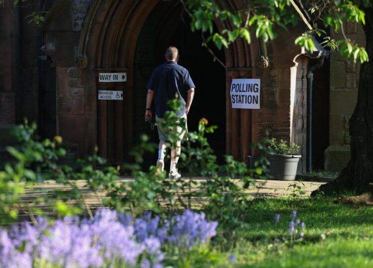 Una persona entra en un colegio electoral en Runcorn, Gran Bretaña, el 1 de mayo de 2025. EFE/EPA/ADAM VAUGHAN
```