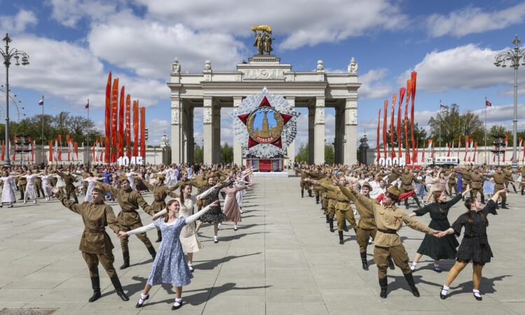 - Los participantes bailan el 'Vals de la Victoria' frente a la entrada principal del Centro de Exposiciones de Toda Rusia VDNH en Moscú, Rusia, el 06 de mayo de 2025. Unas 200 parejas de chicas y chicos vestidos con trajes de la década de 1940 participan en el evento 'Vals de la Victoria' para conmemorar el Día de la Victoria. Rusia conmemorará el 80 aniversario de la victoria en la Segunda Guerra Mundial sobre la Alemania nazi y sus aliados el 09 de mayo. (Alemania, Rusia, Moscú) EFE/EPA/YURI KOCHETKOV