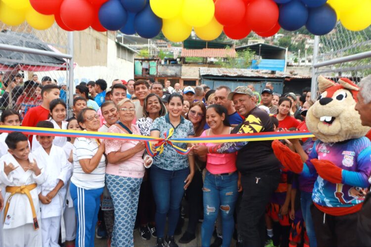 Alcaldesa corta la cinta de reinauguración de la cancha