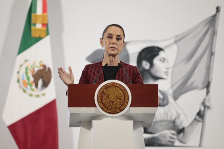 La presidenta de México, Claudia Sheinbaum, habla durante su conferencia de prensa diaria este martes, en Palacio Nacional de la Ciudad de México (México). EFE/José Méndez