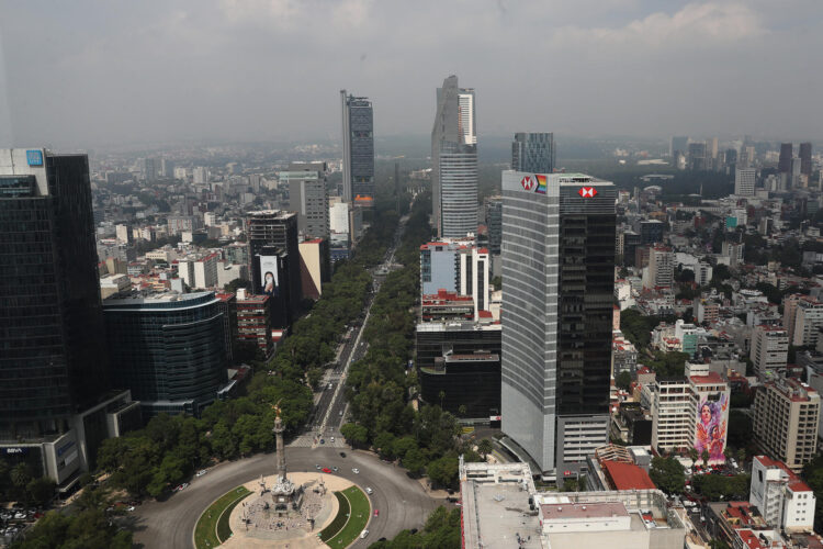 Fotografía de archivo donde se observan edificios en la avenida Paseo de la Reforma de Ciudad de México (México). EFE/ Alex Cruz