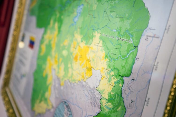Fotografía fechada el 8 de diciembre de 2023 de un cuadro con un mapa de Venezuela al que se le añade al Esequibo -un territorio por el que Guyana y Venezuela mantienen una disputa-, durante un acto de develación en el Palacio Federal Legislativo. EFE/Miguel Gutiérrez