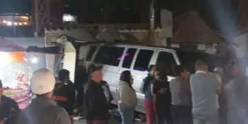 Dos heridos tras impactar buseta contra puesto de comida en La Puerta