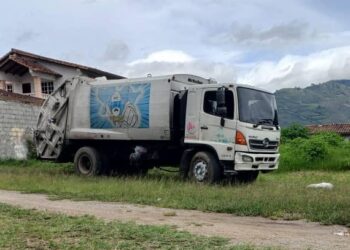 Boconó | Camión de basura averiado tiene una semana en la Avenida El Cementerio 