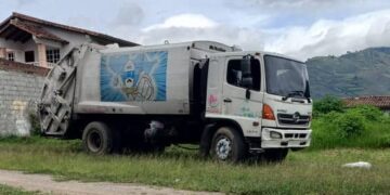 Boconó | Camión de basura averiado tiene una semana en la Avenida El Cementerio 