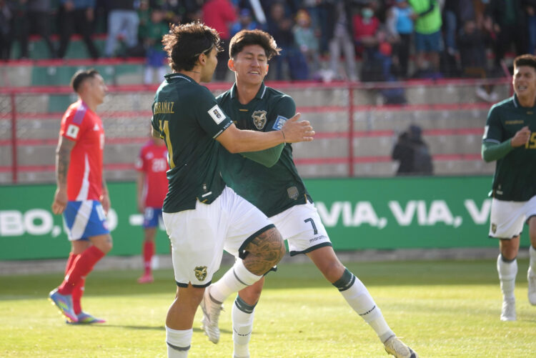 Miguel Terceros (c) de Bolivia celebra un gol ante Chile. EFE/Javier Mamani