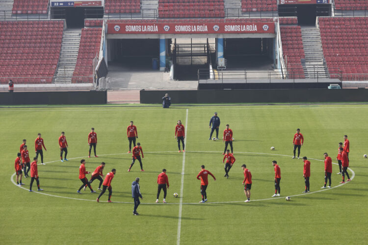 Jugadores de la selección chilena de fútbol participan en un entrenamiento en el estadio Nacional en Santiago (Chile). EFE/Elvis González