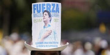 El senador Uribe Turbay es llevado a una cirugía de urgencia por nuevo sangrado cerebral