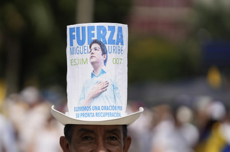 Un hombre con la imagen del senador Miguel Uribe Turbay se manifiesta durante la ´Marcha del silencio´ este domingo, en Cali (Colombia). EFE/Ernesto Guzmán