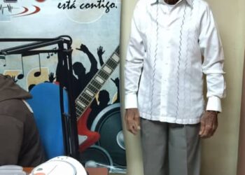 Locutor boconés recibe reconocimiento tras seis décadas de labor