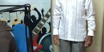 Locutor boconés recibe reconocimiento tras seis décadas de labor