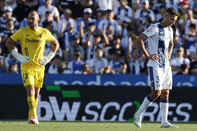 El portero del Leganés Marko Dmitrovic (i) y el defensa Jorge Sáenz, tras el partido de LaLiga de fútbol que CD Leganés y Real Valladolid disputaron en el estadio de Butarque, cuando se consumó el descenso del equipo madrileño. EFE/Sergio Pérez