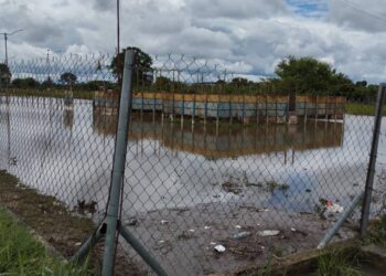 Falta de embaulamientos y limpieza de drenajes ha provocado de nuevo inundaciones en el Tres de Febrero