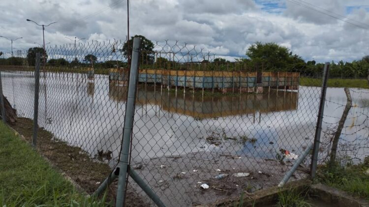 Los desechos y obstrucción de los drenajes contribuyen con las inundaciones.