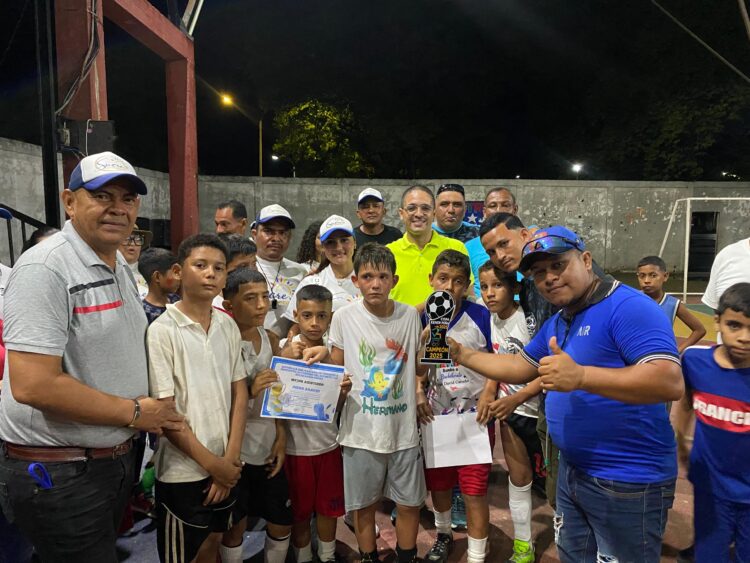 Las autoridades municipales de Sucre con Diego Araujo, mejor asistidor del evento cumplido