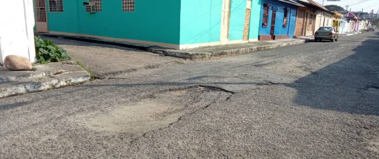 Llenas de huecos calles de Granados
