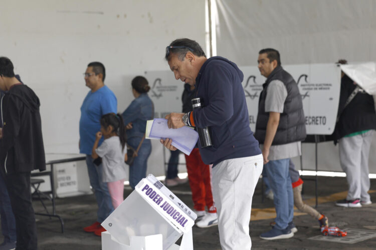 Personas votan en las elecciones judiciales este domingo en Ciudad de México (México). EFE/ Sáshenka Gutiérrez