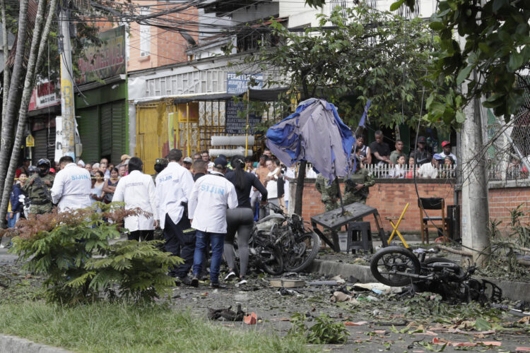 Peritos forenses trabajan en los alrededores de la estación de policía del barrio Meléndez donde ocurrió un atentado este martes, al sur de Cali (Colombia). EFE/ Carlos Ortega
