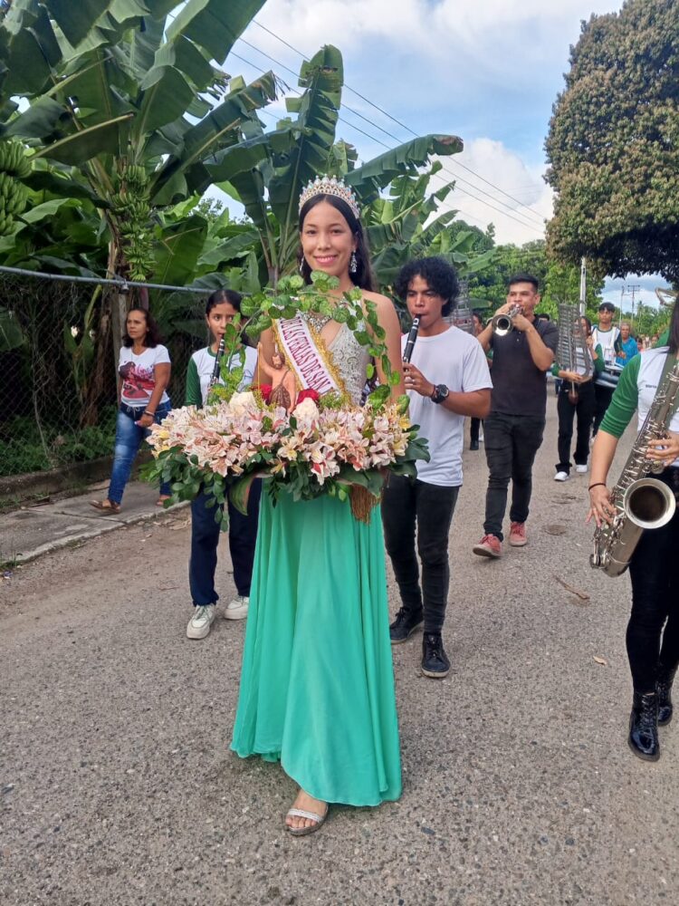 Yusberlis Viloria reina de las festividades dedicadas a San Juan Bautista encabezó el desfile de San Juan.