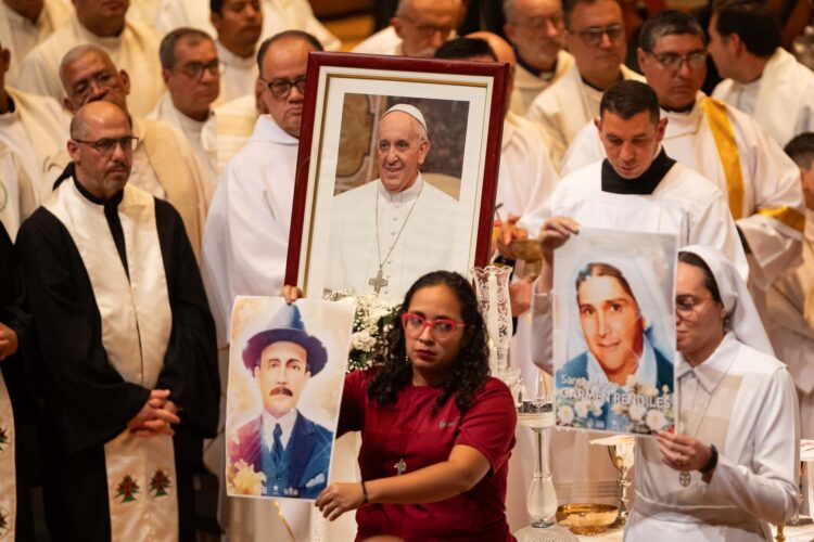 Fotografía de archivo de personas que ersonas sostienen un retrato del papa Francisco junto al del doctor José Gregorio Hernández y la madre Carmén Rendiles en el Teatro Teresa Carreño en Caracas (Venezuela). EFE/ Ronald Pena R