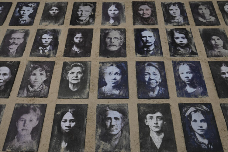 Fotografía del 27 de mayo de 2025 de la muestra fotográfica 'Desembarco' en el Museo de las Migraciones (MuMi), en Montevideo (Uruguay). EFE/ Federico Gutiérrez