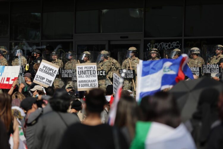 La Guardia Nacional de California protege el edificio federal durante las protestas provocadas por las redadas de inmigración en Los Ángeles, California, EE.UU. EFE/ALLISON DINNER