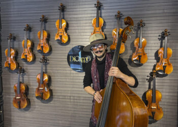 De tocar en la Sinfónica Juvenil de Caracas a abrir una tienda de música en España