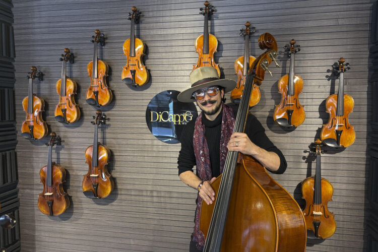 El músico venezolano Mario Capodicasa, que viajó por todo el mundo de la mano de la Orquesta Sinfónica Juvenil de Caracas, en su nueva tienda de música en España. EFE/Eva García González