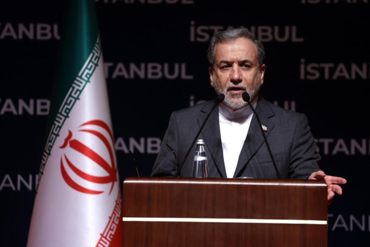 El ministro de Asuntos Exteriores iraní, Abás Araqchí, habla durante una conferencia de prensa en Estambul, Turquía, el 22 de junio de 2025. EFE/EPA/ERDEM SAHIN