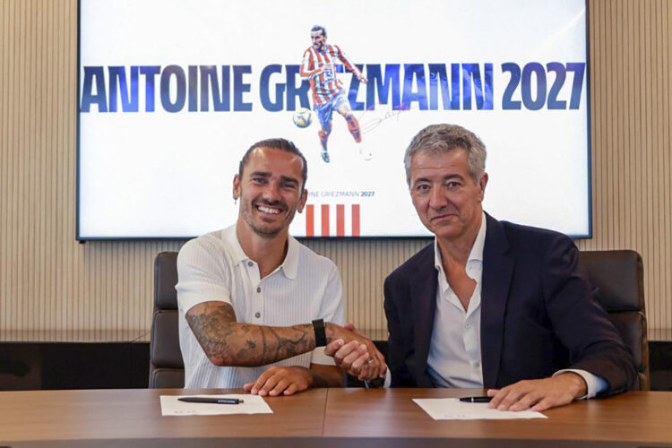 El Atlético de Madrid completó este lunes la ampliación de contrato del delantero Antoine Griezmann por un año más, del 30 de junio de 2026 al mismo día de 2027, según informó el club rojiblanco en un comunicado en sus canales oficiales En la imagen el jugador con el consejero delegado del club, Miguel Ángel Gil. EFE/ AtleticodeMadrid.com