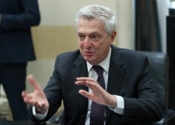 ACNUR alerta que recortes a ayuda humanitaria amenazan la vida de millones de refugiados