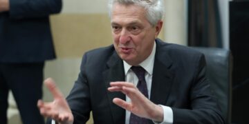 ACNUR alerta que recortes a ayuda humanitaria amenazan la vida de millones de refugiados