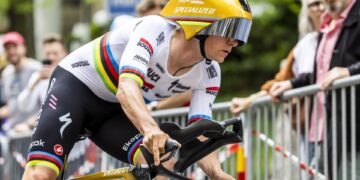 Evenepoel se pone de amarillo tras una magistral crono