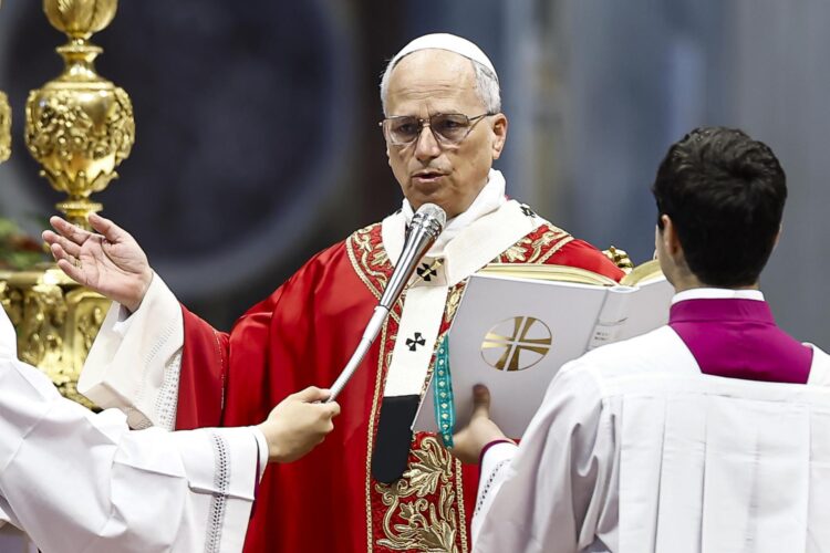 El papa León XIV en la misa celebrada este domingo en la basílica de San Pedro con ocasión de la festividad de los santos Pedro y Pablo, patronos de Roma.EFE/EPA/ANGELO CARCONI