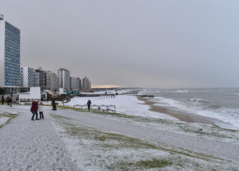 Nevada histórica cubre playas de la costa argentina por primera vez desde 2013