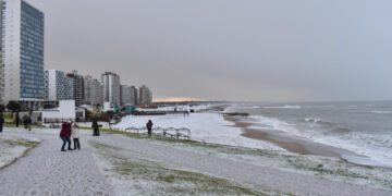 Nevada histórica cubre playas de la costa argentina por primera vez desde 2013