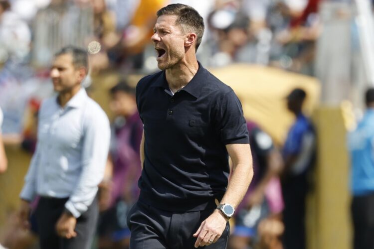 El entrenador del Real Madrid, Xabi Alonso, controla un balón este domingo, durante un partido del Mundial de Clubes entre Real Madrid y Pachuca en el estadio Bank of America de Charlotte (Estados Unidos). EFE/EPA/ERIK S. LESSER